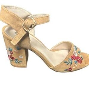 Qupid Floral Embroidered Block Heels Size 9 Tan Boho